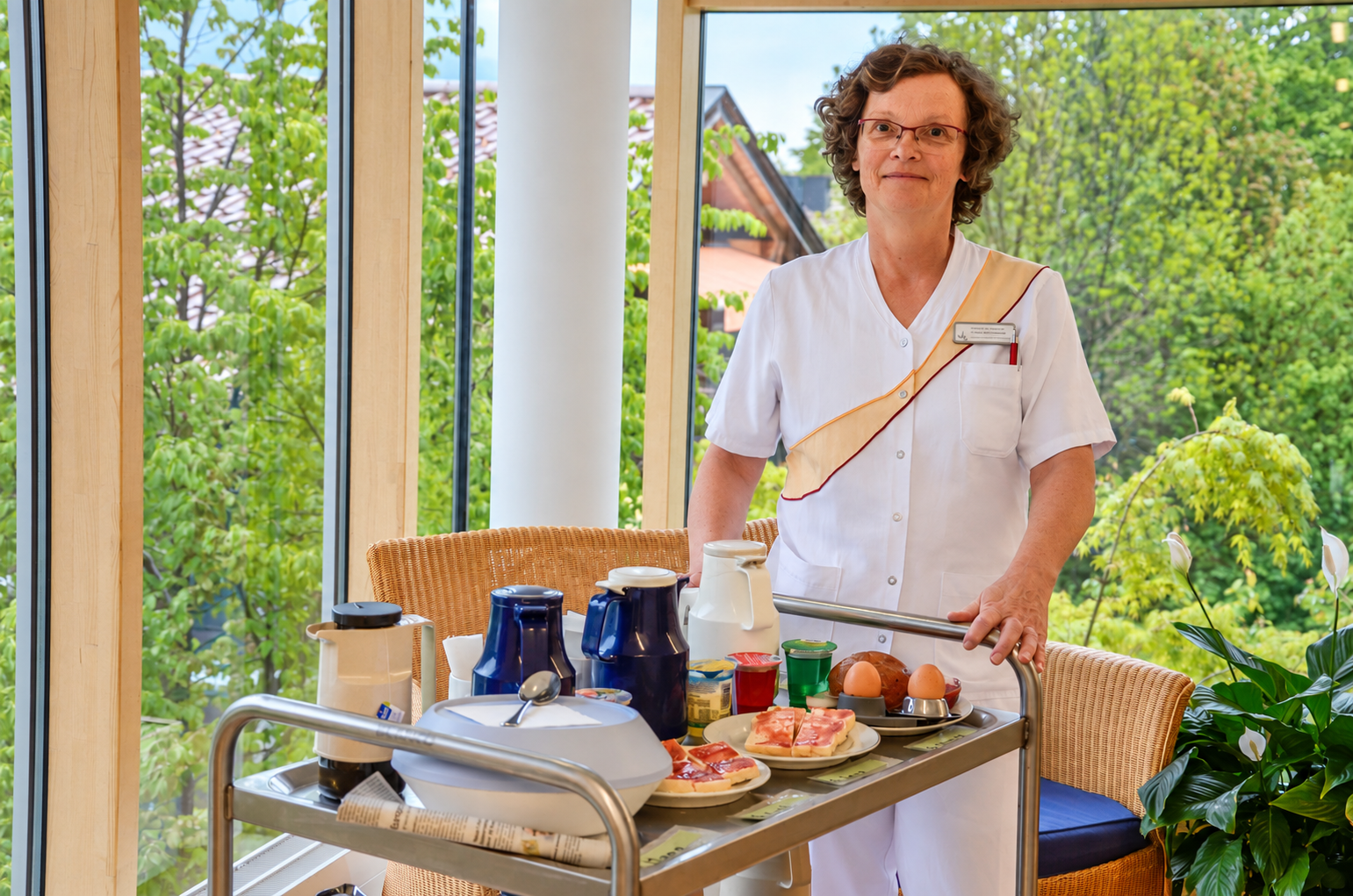 Mitarbeiterin im hellen Wohnbereich von St. Elisabeth